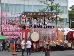 三島駅まで戻りました。
南口のロータリーでは、一番町の櫓が建てられ、シャギリ(鐘と横笛によるお囃子)を披露していました。

