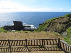 サンヌニ台から眺める軍艦岩。この先にも遊歩道らしきものを確認できたが、崩落等の危険があるためか立入禁止になっていた。