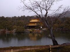 朝雪が降っていましたが、ホテルから鏡石通を歩いて金閣寺（鹿苑寺）へ
午前9時の営業開始と同時に入場