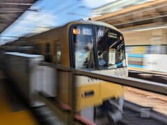 ▽出発～女満別編
出発は京急横浜駅。羽田直行の急行に乗車します。スマホで流し撮りっぽい絵を作ってくれるモーションモードを試したのですが、意図した画像とはかなり違う仕上がり具合?!