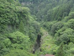 　「高千穂大橋」からの眼下の景観です。
　下の建物のある辺りに「神橋」があります。
