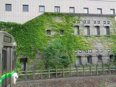 ホームのそばにはアパホテル。
壁の一部が古い。
何かの理由があって、残されたんだろうね。