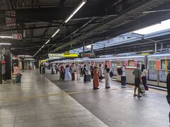 近鉄電車で鶴橋駅へ。
お盆の帰省ラッシュ初日だけあって、午前６時前でも結構な人です。