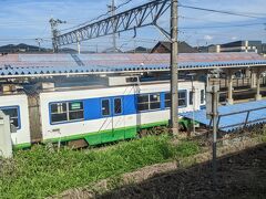 武生駅を通過しました。
福井鉄道の電車が見えました。
武生駅にはあとで入場券を買いに戻ってきます。