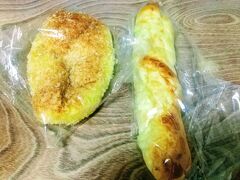 昨日、熊野本宮大社近くのパン屋さん「マーブル」さんで購入したパンが今日の朝食です。マーブルさんおすすめの焼きカレーパンとチョリソーのパン。パンが柔らかくて、おいしいです。カレーやチョリソーもあっさりしていて、朝からでも重くなく食べられました。