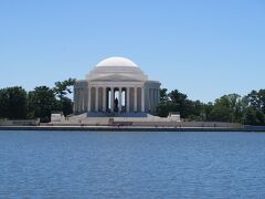 タイダルベイスン(Tidal Basin)沿いに遊歩道があり、ジェファソン記念碑(Thomas Jefferson Memorial）が見えてきました。建物の中に人影が見えます。