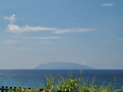 西部林道を抜けて、少し休憩～
口永良部島が見えます。いつか行ってみたいな。

この後、屋久島観光センターで三岳やたんかんジュースなどを買って行きました。

たんかん酒も欲しくて屋久島伝承蔵へも向かい、沢山購入～笑。
その後、宿へ戻りました。
ビン物を沢山買って、帰りのスーツケースが激重に(^^;
送れば良かった～(´；ω；`)

