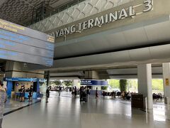 ようやく第三ターミナルの出口に到着。バゲッジクレームの引き取りも含めて２時間程かかり、いつもより１時間余計にかかりました。ここから携帯のSIMを差して、一度エアポートホテルに荷物を置いて、真っ先にPCR検査に向かいます。