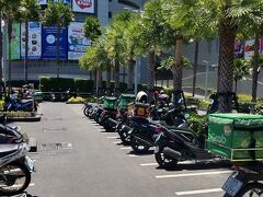 ターミナル21(Terminal 21 Pattaya)
バイク駐輪場
Grab(宅配）の方のバイク多し！
