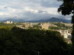 大分市美術館の少し手前に高崎山や西大分の街が見える景色が良いところがあります。