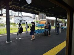 高城駅で上り電車を待つ人たち