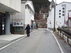 坂道を登って行くと、温泉街の続きがありました。