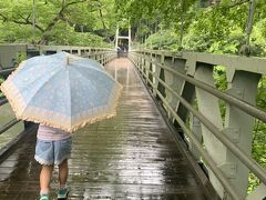 雨が降るなか「楓橋」を渡ります。