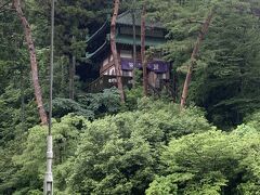 橋を渡った先に「寒山寺」があります。雨が降っているし今回は登らず引き返しました。