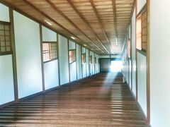 斜めになっている珍しい御橋廊下。