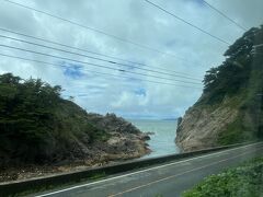 進行方向向かって左側の座席に座り、駅弁を食べながら新潟・山形県境の景勝地『笹川流れ』を車窓から撮影しました。