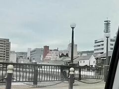 さらに走ると、車の左側に出島が見えてきました。
今回の旅では出島には寄らないので、車窓観光です。
