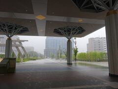 ２日目は朝からどしゃ降りの大雨。
前日の天気予報で雨が降ることが分かっていたので、こんなこともあろうかと昨日京都駅の伊勢丹で、前から旅用に欲しいと思っていたレインコートを購入していました。もちろんバーゲンですけどね(笑)
とはいえ雷鳴轟く中を出歩くわけにはいかないので、雨が小降りになるまでは金沢駅の「あんと」などでお土産を選ぶ時間にあてました。