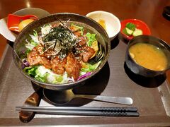 ハラミ丼定食。ボリュームあって美味しかったです