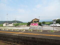 2022.07.24　諫早ゆき急行列車車内
愛野は駅名標が色違い。