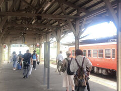浜坂駅到着。右手には鳥取駅行きのオールドクラシックパーシモントレイン。