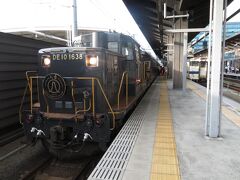 2022.08.05　熊本
熊本は切り欠き５番線に到着。向かいには日本一高い普通車指定席で有名な「ＳＬ人吉号」が到着。