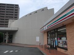 甲府駅から15分くらい 「湯村温泉入口」バス停を降りたら目の前にセブンイレブン

飲み物が無くなってしまったので調達してから温泉街を散策します