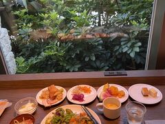 ホテルで朝食
サラダと沖縄料理中心にガッツリといただく