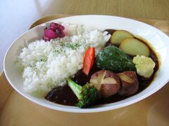 旭岳ふもとの食堂・アルペンフローラで、じゃがいも、ピーマン、しいたけなど、地元の野菜がたっぷり入った東川野菜ゴロゴロカレーをいただきました。