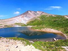 第４展望台からも池と旭岳を一緒に楽しむことができます。こちらの池は青いですね。
