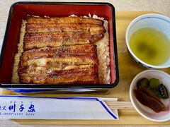 【川千家（かわちや）】

中に入るとひんやり、店のお母さんたちもテキパキしていて、あまり伝統とか、偉ぶる感を感じない、気持ちのいい対応であった。


写真：鰻（竹）＋ビール、4,550円なり...個人的には、ご飯が見えないぐらい鰻がぎっしりでないと...嫌だ...かな...