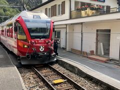 電車が単線で、駅ですれ違い待ち。
駅員さんが手振ってくれたー