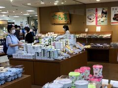 北海道土産の定番と言えば、ホワイトチョコレートを有名にした、六花亭ですね。