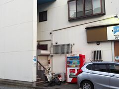 16:53 Mt. Fuji Hostel Michael’s

宿に到着しました。駐車場は車2台分ありますが、特に予約してなかったので室外機の前になりました。ん～中型以上のバイクだと、駐車場確保しないと難しそうですね・・・。