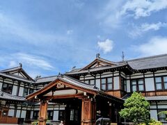 奈良ホテル、東大寺から徒歩15分くらい。
汗だくで到着しました。一番バテているワタクシ。
部活してる子どもたちが平気なのはいいとして、喜寿の母がヘッチャラなのはなぜ⁈
