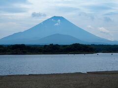 浜に下りました。精進湖から見えるのは子抱き富士。
手前に見えるのが大室山 (1468 m)。