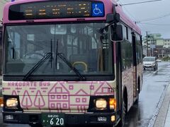 2日目は、このピンクのバスに本当にお世話になりました。
大雨の中、ホテル→中華会館前、中華会館前→ホテル、ホテル→金森洋物館、金森物館→駅と利用しました。
市電・市バス乗り放題チケットが大活躍しました。