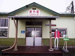 ＜茶内駅＞
下り列車は上りの列車待ちのため5分程度停車。
いったん外にでてルパンと駅舎を撮影