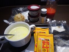 始発の電車で羽田空港へ行き、JALのラウンジで朝ご飯です。
