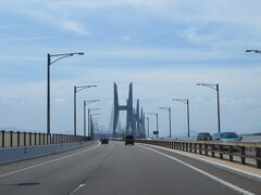 流石に瀬戸大橋は長いね、もう24年もたっているのか。

（一口メモ）1988年に開通した岡山県と香川県を結ぶ本州四国連絡橋の一つ。橋梁部9,368m、高架部を含めると13.1kmの道路