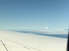 羽田空港への飛行機内で、富士山が見えました。