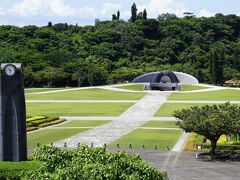 目の前に【沖縄県営平和祈念公園】
終戦から77年になる今年も、6月23日の沖縄戦「慰霊の日」に戦没者追悼式が行われた。