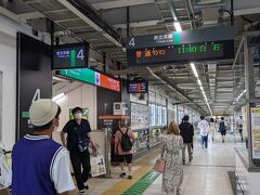 福島駅で白石駅までの列車に乗り換えます。コンコースも綺麗ですね。