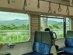 続いて白河駅から仙台駅までの車両に乗り換え。さすが東北1番の町に接続している列車だけあって、座席も立派でした。ほぼ通勤車両として利用されている区間なのでしょうね。