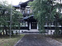 途中、重要文化財・旧奈良県物産陳列所を通る。現在では、奈良国立博物館の仏教美術資料研究センターとなっている。