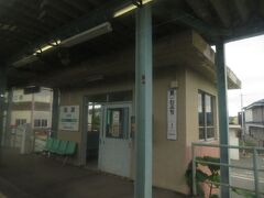 2022.08.07　柳津ゆき普通列車車内
だいたいこういった類の路線は諸先輩方ばかりで男の比率が絶望的に高いのだが、ここで女学生の一団が降りてさらに男ばかりになった。