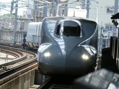 まずは熊本駅13:22発 博多駅14:00着    新幹線さくら556号に乗車します。当日予約なので運賃は高いですよね。。。せめて3日前に気が付けばちと割引がきいたのに。。。
