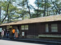 お墓からすぐ・・・
長屋門があります。
ここが岡倉天心遺跡を保存・整備などをしている「茨城大学五浦美術文化研究所」の受付出入口となります。