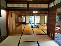 奈良町にぎわいの家を見学してきました。簾戸と御簾で室内の風通しもよく、夏仕様です。