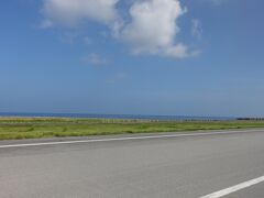 久米島空港に着陸。青空、青い海、白い砂浜が嬉しいです。